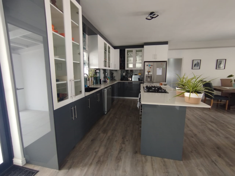 4 Bedroom Property for Sale in Hoogland Western Cape